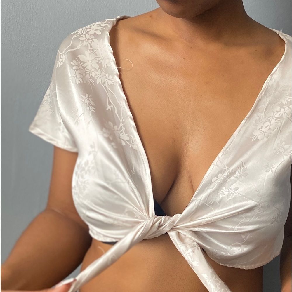 🌸Open Tie  Front Crop Top🌸 - Picture 2 of 7